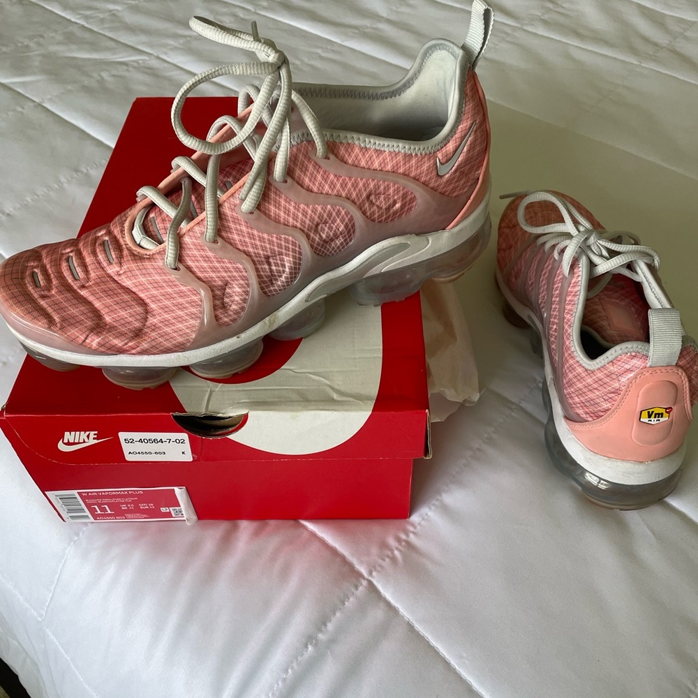 Pink/coral vapormax shoe